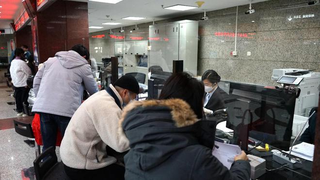 探訪北京市公安局出入境接待大廳:證件辦理量明顯增加